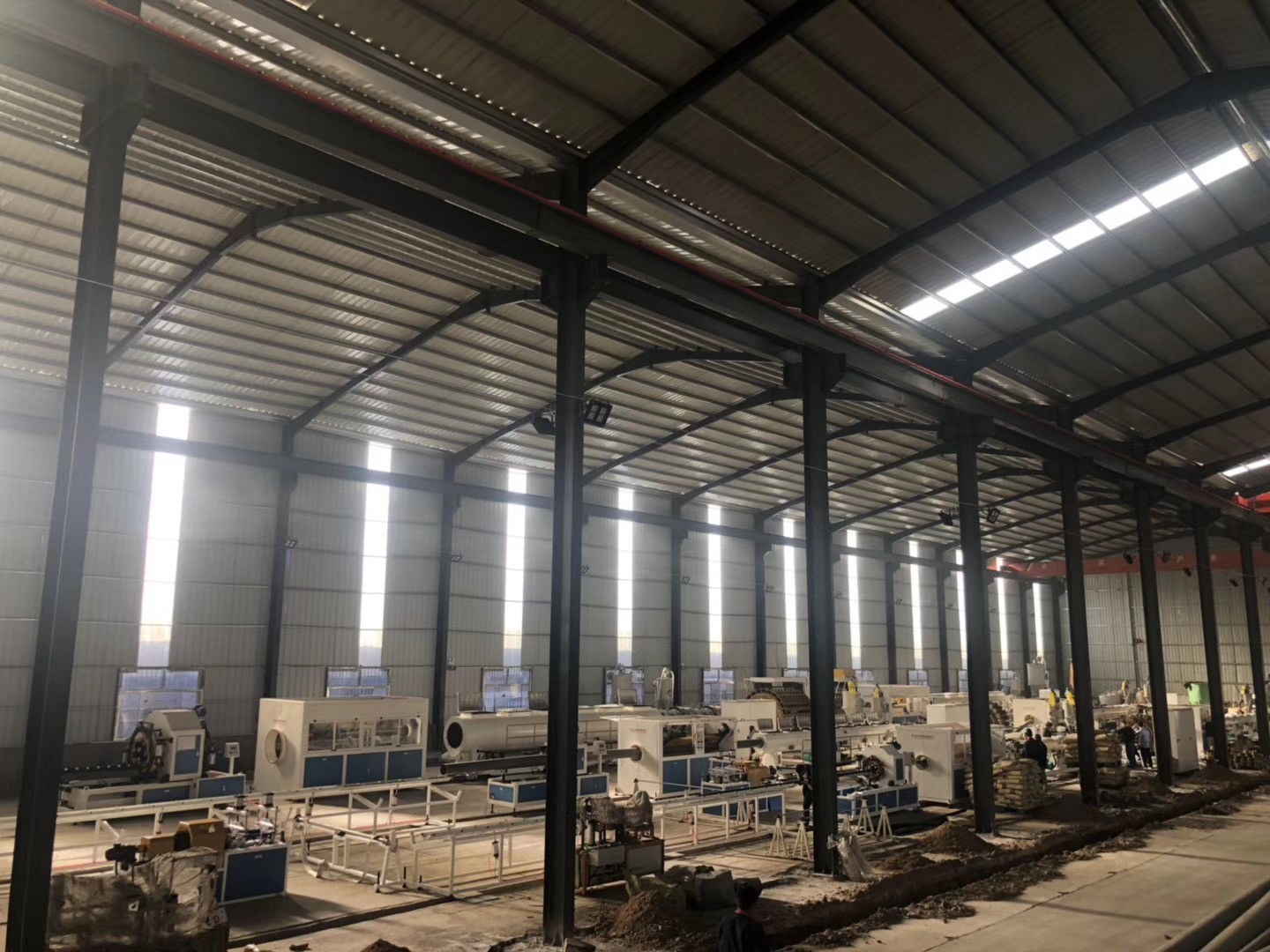 贺2019年5月6日上午11:18分腾远总部北厂6车间14条德国进口巴顿线(目前国内配置最高)、南厂6条钢丝网骨架线和4条双出线、4台315-1200多角焊机一次性试机生产成功! 贺2019年5月6日上午11:18分腾远总部北厂6车间14条德国进口巴顿线(目前国内配置最高)、南厂6条钢丝网骨架线和4条双出线、4台315-1200多角焊机一次性试机生产成功!